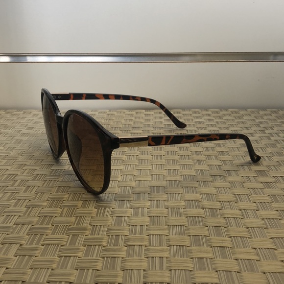 Large Tortoise Shell Round Sunglasses 100% UV Protection - Picture 4 of 5